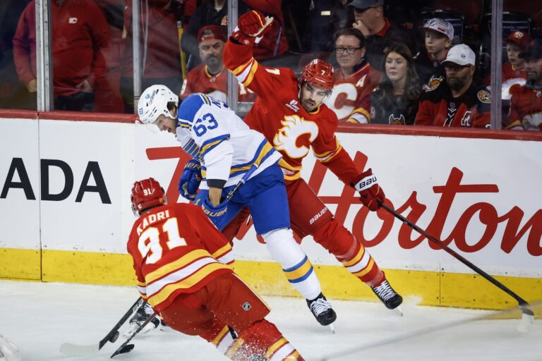 Les voisins marquent deux fois lors de la victoire 4-2 des Blues contre les Flames