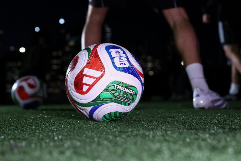 Maple Leaf fait ses débuts sur le bal de la Coupe du monde de la FIFA, Trionda