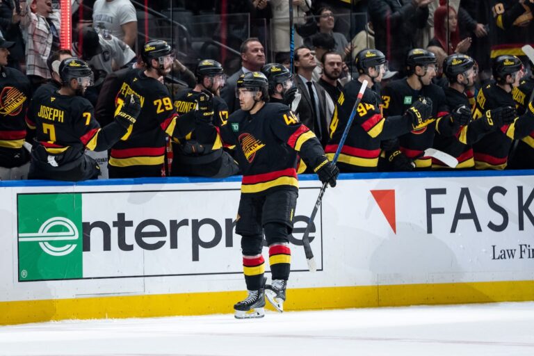 Sherwood marque en prolongation alors que les Canucks battent les Oilers 4-3