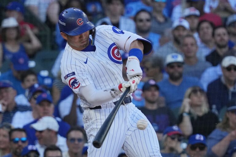 Suzuki et Kelly ont frappé les circuits consécutifs alors que les Cubs sont en tête du Padres 3-1 en match d'ouverture des séries éliminatoires