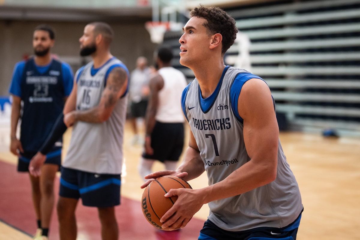 Top repêchage Cooper Flagg volant au camp d'entraînement Mavericks