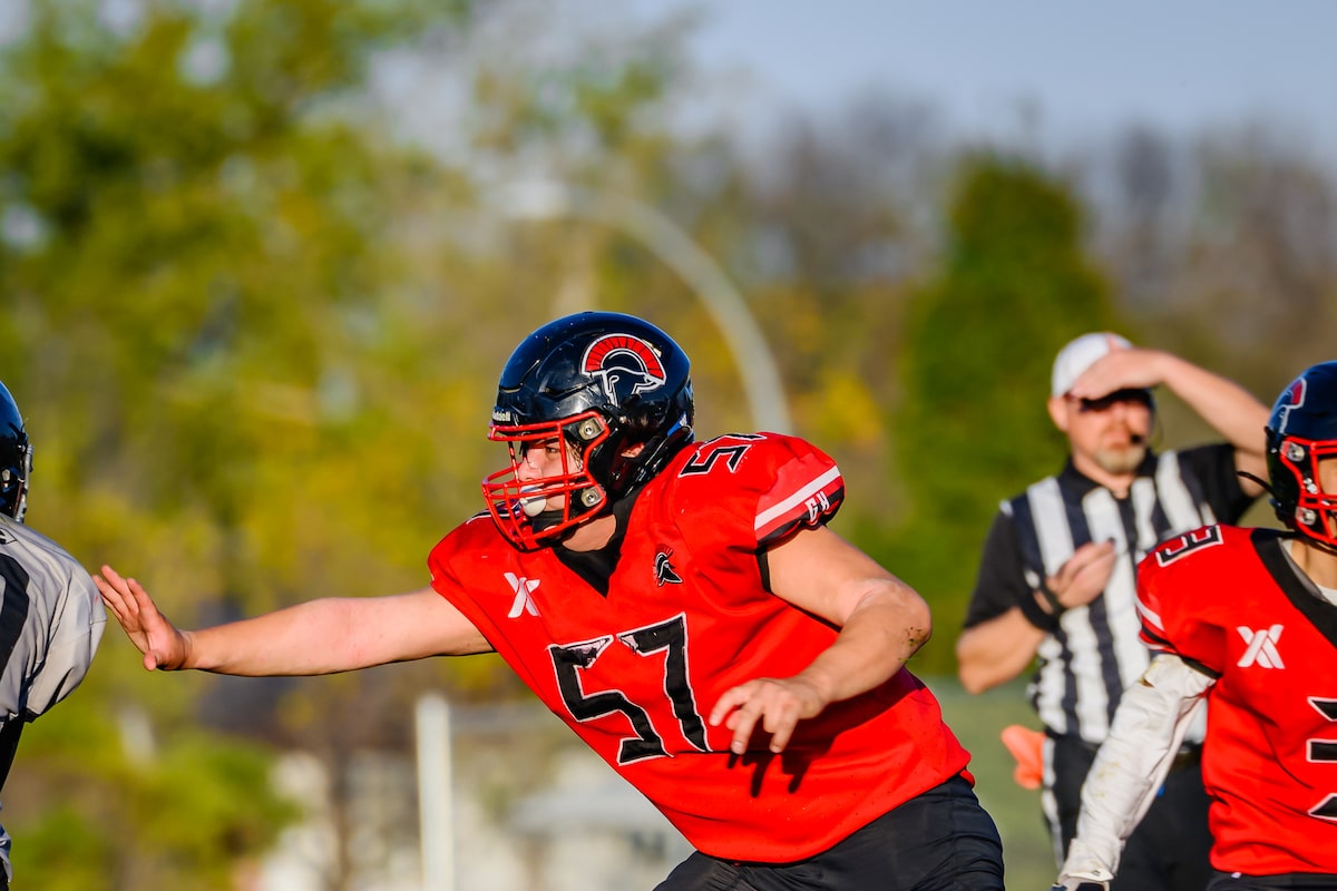 Un joueur de football d'une école secondaire de Winnipeg qui a subi une blessure à la colonne vertébrale lors d'un match est décédé