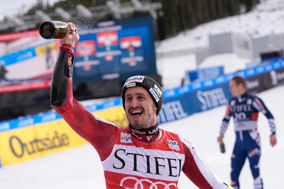 À 34 ans, Brennsteiner remporte sa première victoire en Coupe du monde après qu'Odermatt se soit retiré du slalom géant