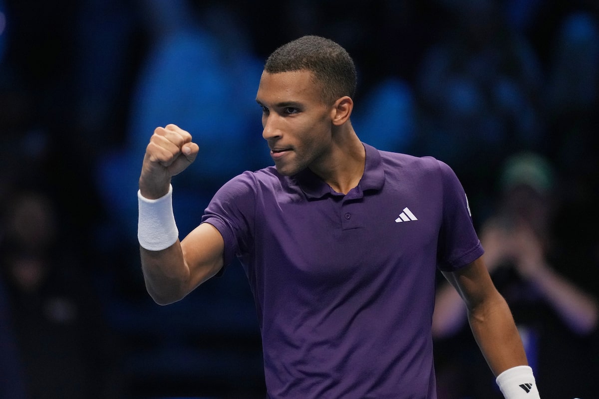 Auger-Aliassime revient du bord du gouffre lors de la victoire en finale de l'ATP contre Shelton
