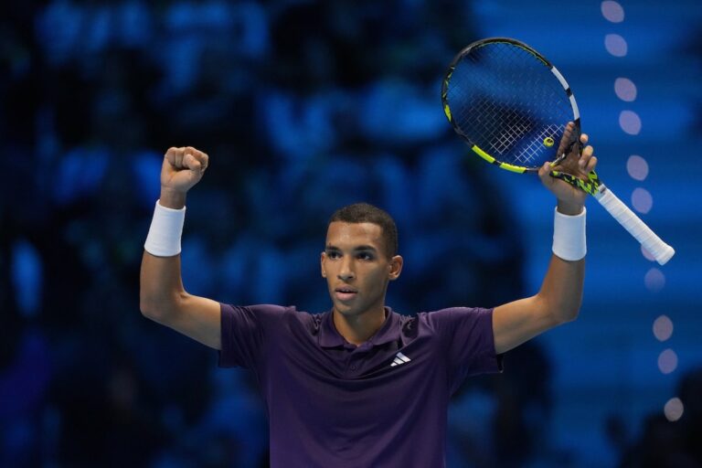 Auger-Aliassime se qualifie pour les quatre derniers des finales de l'ATP grâce à la surprise de Zverev