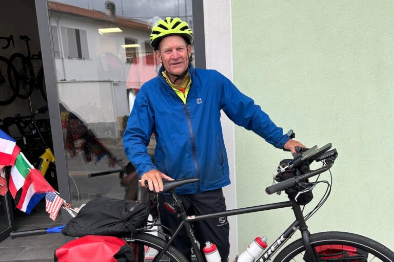 Comment un entraîneur de tennis américain a décidé de devenir la personne la plus âgée à faire le tour de la planète à vélo