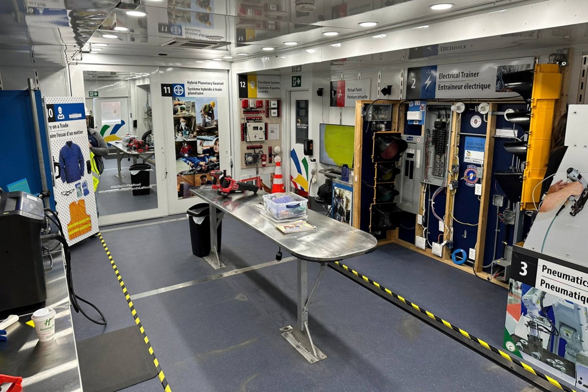 De nouveaux camions pour enseigner les métiers et la technologie à davantage de jeunes