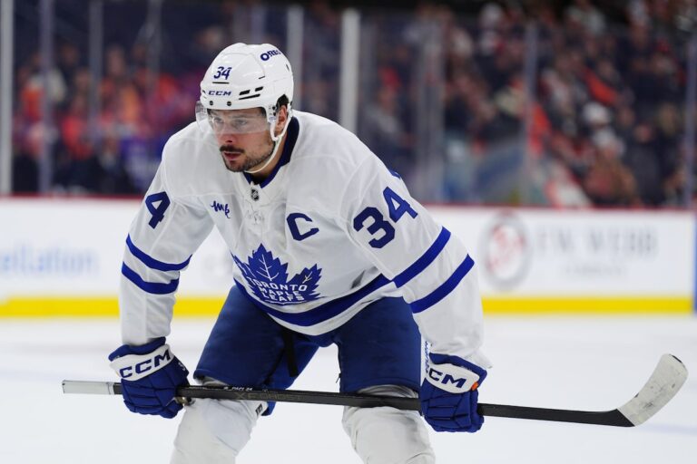 Des blessures excluent Matthews et Stolarz de l'alignement en difficulté des Maple Leafs