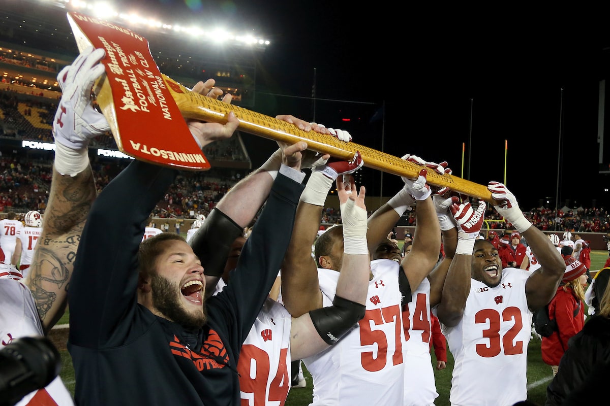 Haches, seaux et canons : quelques-uns des plus grands trophées de rivalité du football universitaire