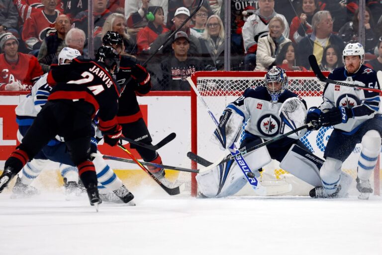 Jarvis réussit un tour du chapeau alors que les Hurricanes mettent les Jets en déroute