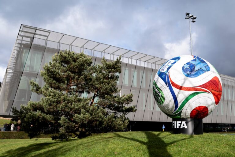 L'Iran boycotte le tirage au sort de la Coupe du monde, invoquant des restrictions de visa pour les officiels du football