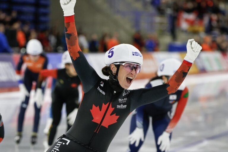 La Canadienne Ivanie Blondin remporte l'or à la Coupe du monde de patinage de vitesse à Calgary