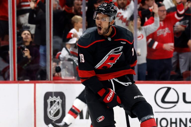L'ancien défenseur des Rangers K'Andre Miller profite d'un redémarrage avec les Hurricanes