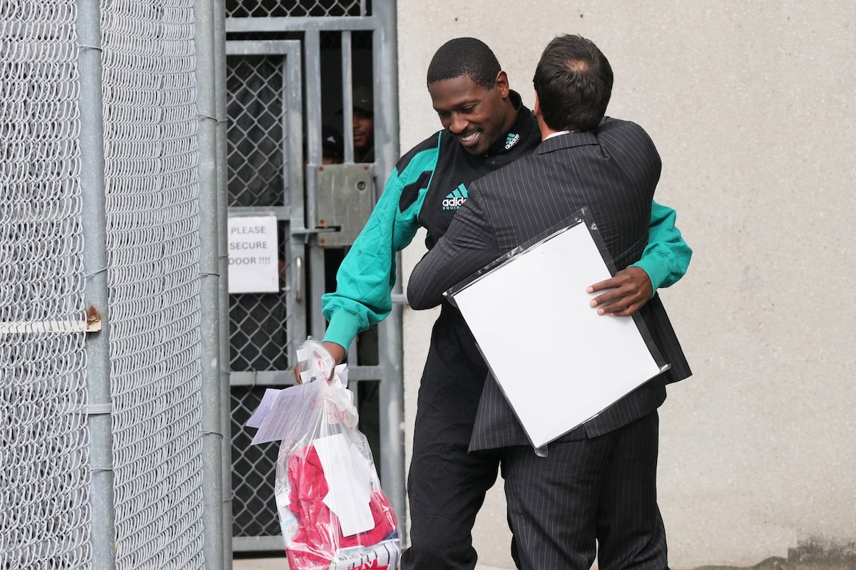L'ancienne star de la NFL, Antonio Brown, libérée de la prison de Miami en attendant son procès pour tentative de meurtre