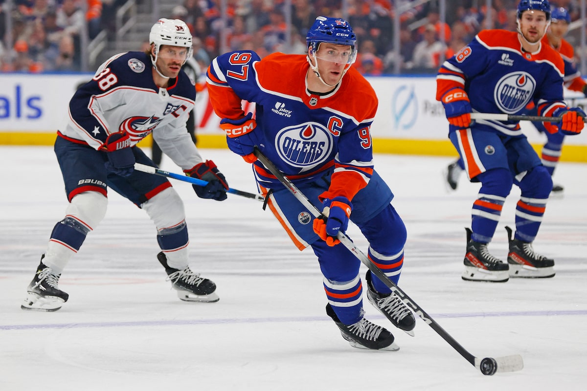Le directeur général des Oilers, Bowman, dit que l'équipe « ne clique tout simplement pas » dans son lent début de saison