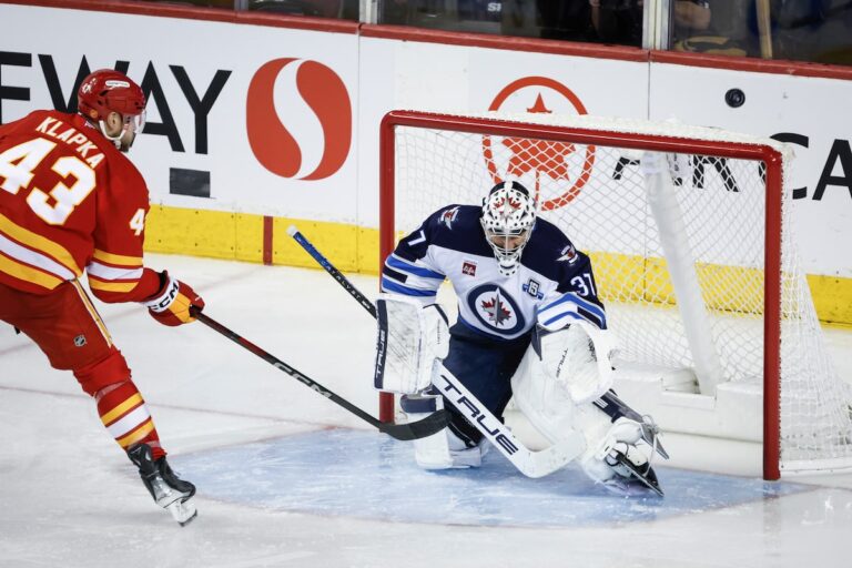 Le gardien des Jets Connor Hellebuyck sera absent 4 à 6 semaines pour subir une opération arthroscopique du genou