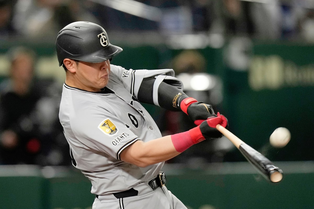 Le joueur de champ intérieur japonais Kazuma Okamoto et le lanceur Kona Takahashi ont été postés et peuvent signer avec les équipes de la MLB