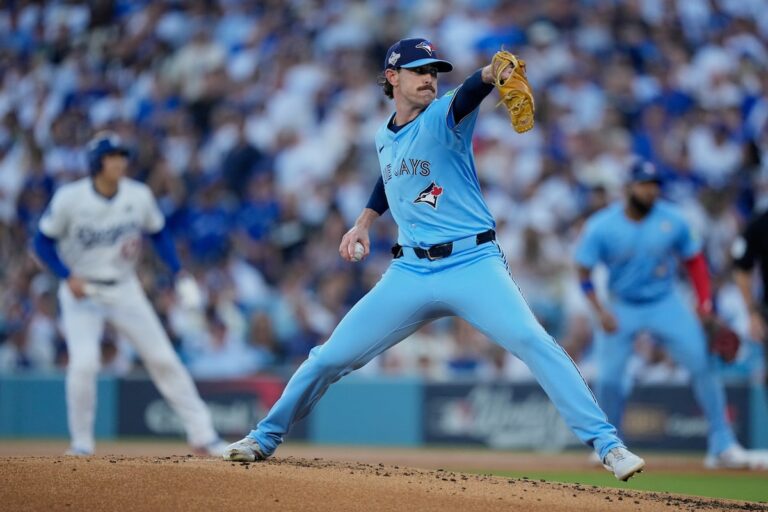 Le lanceur Shane Bieber reste avec les Blue Jays de Toronto après avoir exercé son option de joueur