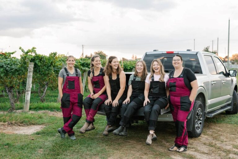 Le manque de vêtements de travail laisse les femmes occupant des emplois agricoles mal desservies et dangereuses