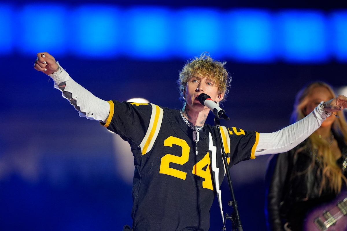 Le spectacle de la mi-temps de la Coupe Grey de MGK ravit les amateurs de football