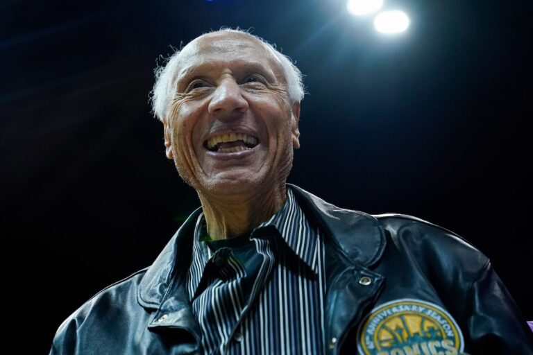 Lenny Wilkens, membre du Temple de la renommée et parrain du basket-ball de Seattle, est décédé à 88 ans