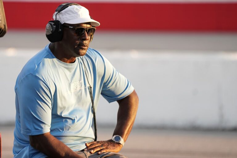 L'équipe de course de Michael Jordan remporte une victoire majeure contre NASCAR