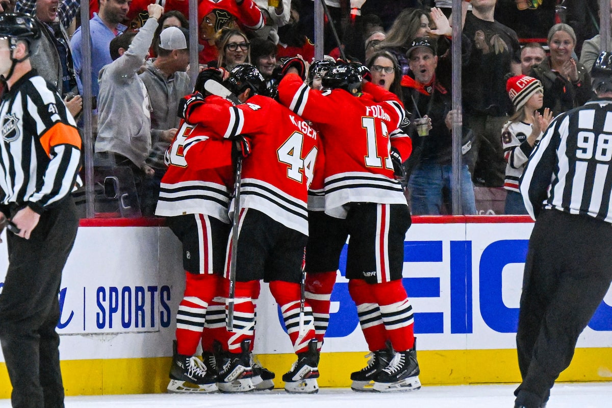 Les Blackhawks battent de peu les Maple Leafs 3-2