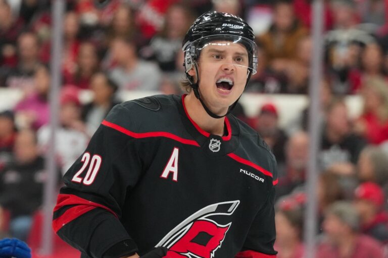 Les Hurricanes battent les Canucks 4-3 en prolongation