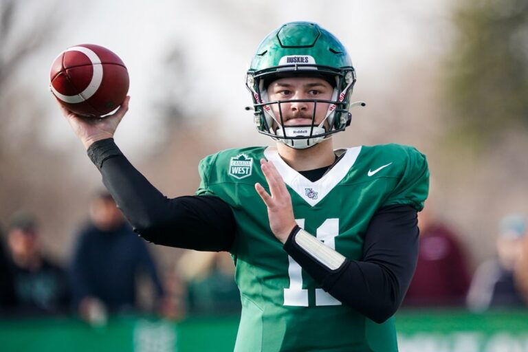 Les Huskies affrontent les Carabins en finale de la Coupe Vanier au milieu du diagnostic de cancer du quart-arrière vedette