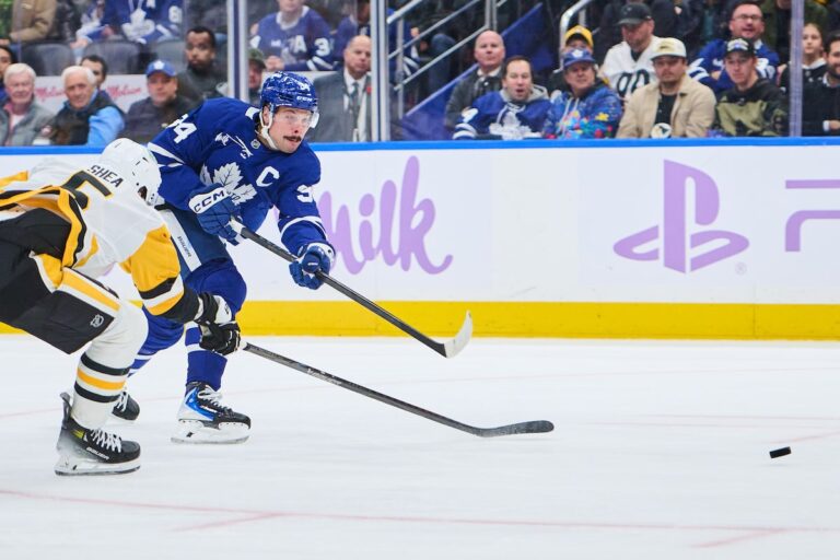 Les Maple Leafs effectuent une remontée en troisième période pour battre les Penguins 4-3