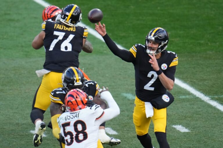 Les Steelers n’excluent pas le quart Aaron Rodgers, malgré une fracture du poignet