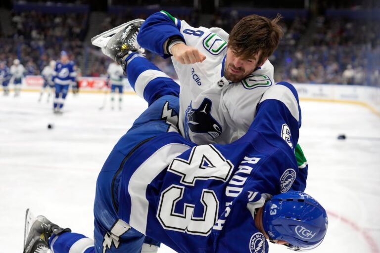 Les cinq buts des Canucks en troisième période les propulsent devant le Lightning