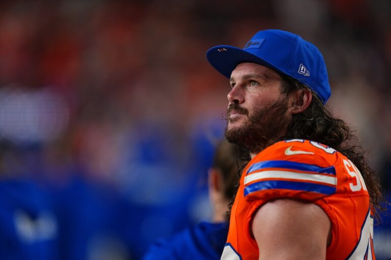 Moins de trois semaines après une opération contre le cancer, Alex Singleton des Broncos revient à l'action