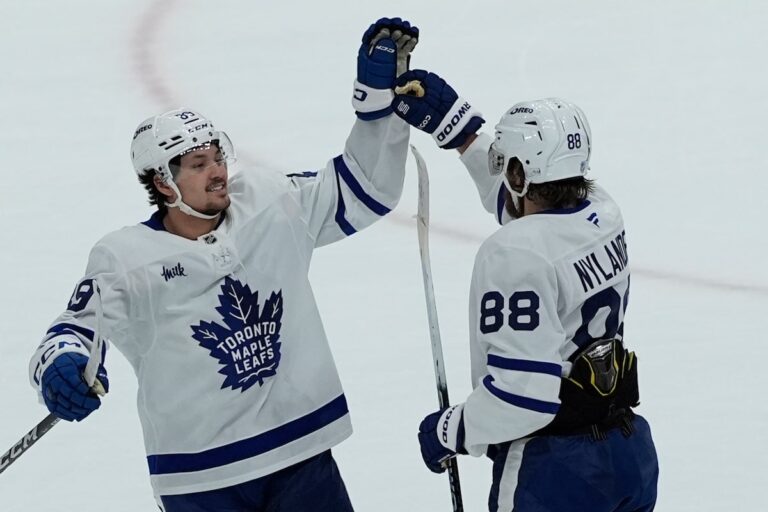 Nylander établit le record de buts de l'équipe en prolongation alors que les Leafs battent les Blue Jackets