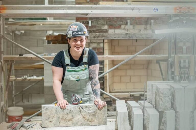 Obstacles empêchant davantage de femmes d'accéder aux métiers de la construction : rapport