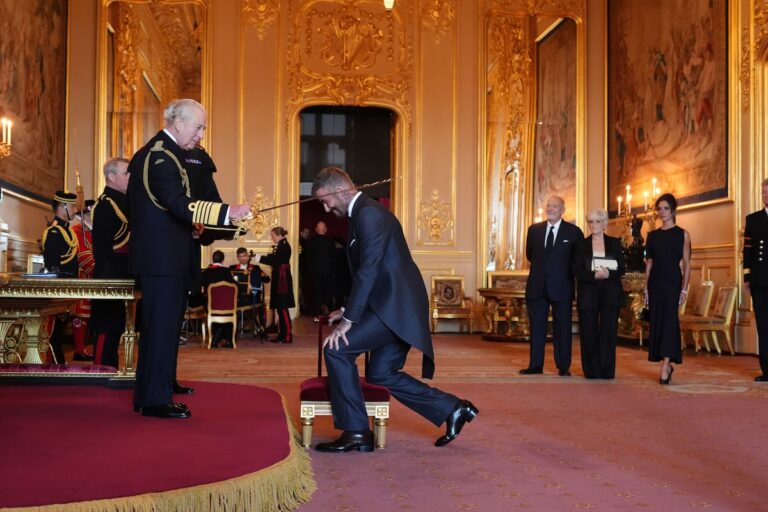 Pliez un genou comme Beckham : la star du football est anoblie par le roi Charles III
