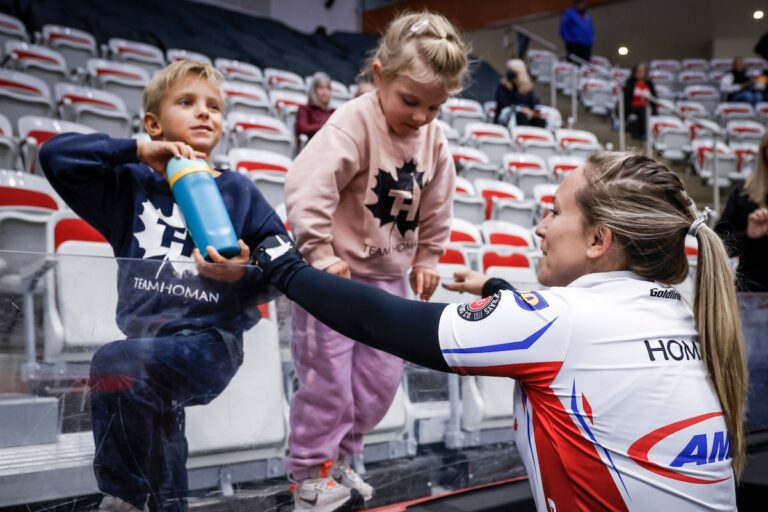 Rachel Homan, Kerri Einarson et Kaitlyn Lawes ont toutes une fiche de 2-0 aux essais canadiens de curling
