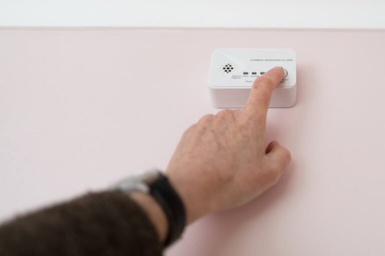 Sécurité contre le monoxyde de carbone : il vous faut les deux ! Une inspection annuelle et des alarmes de monoxyde de carbone.