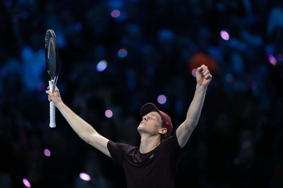 Sinner bat Alcaraz pour conserver le titre des finales ATP devant ses supporters locaux