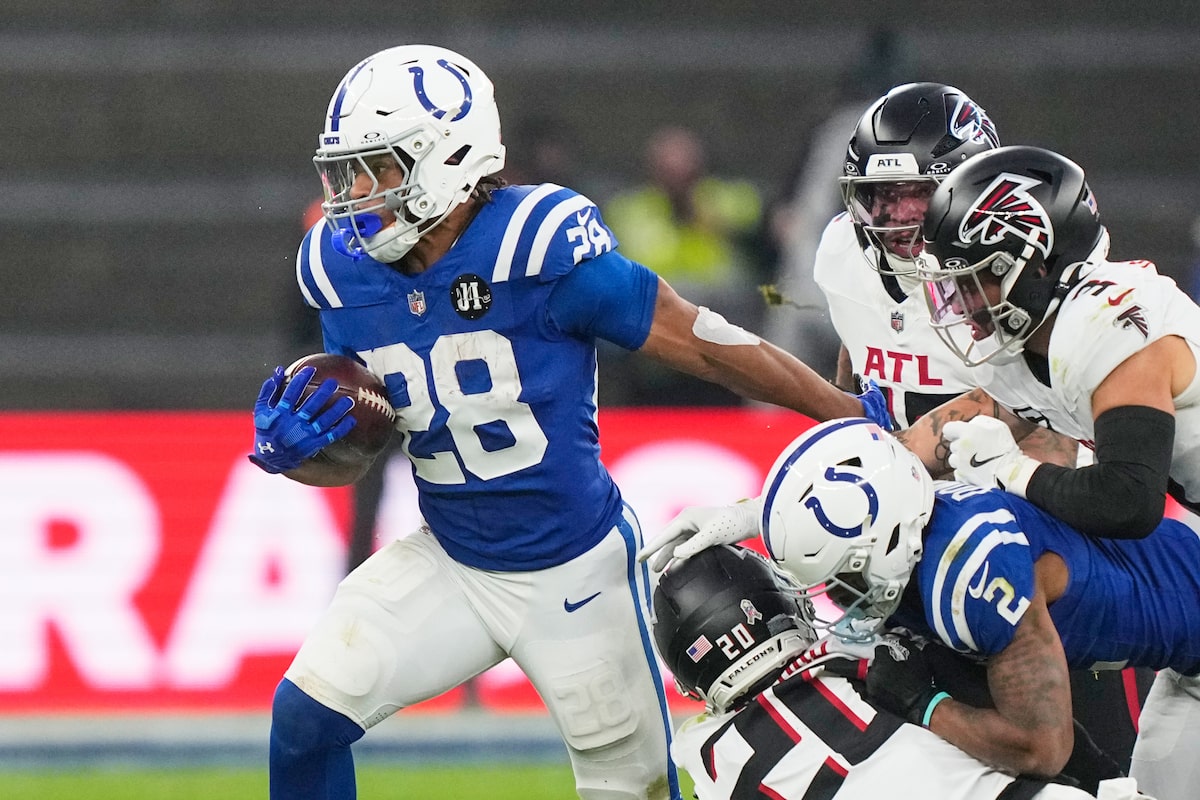 Taylor des Colts parcourt 244 verges lors de la victoire en prolongation contre les Falcons à Berlin