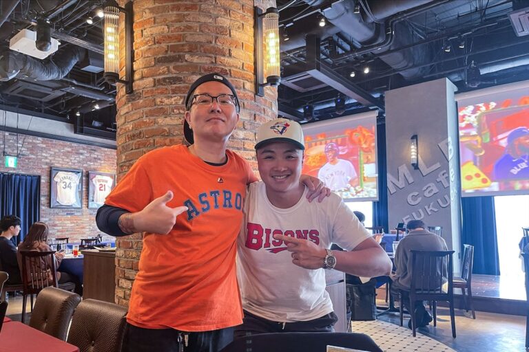 Un fan des Jays s'imprègne du sixième match au Japon