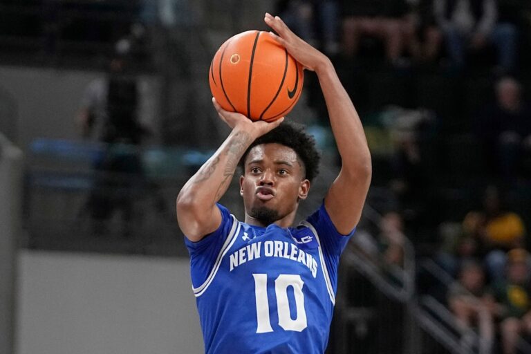 Un joueur banni par la NCAA pour son rôle dans un programme de paris sportifs admet qu'il est rasé