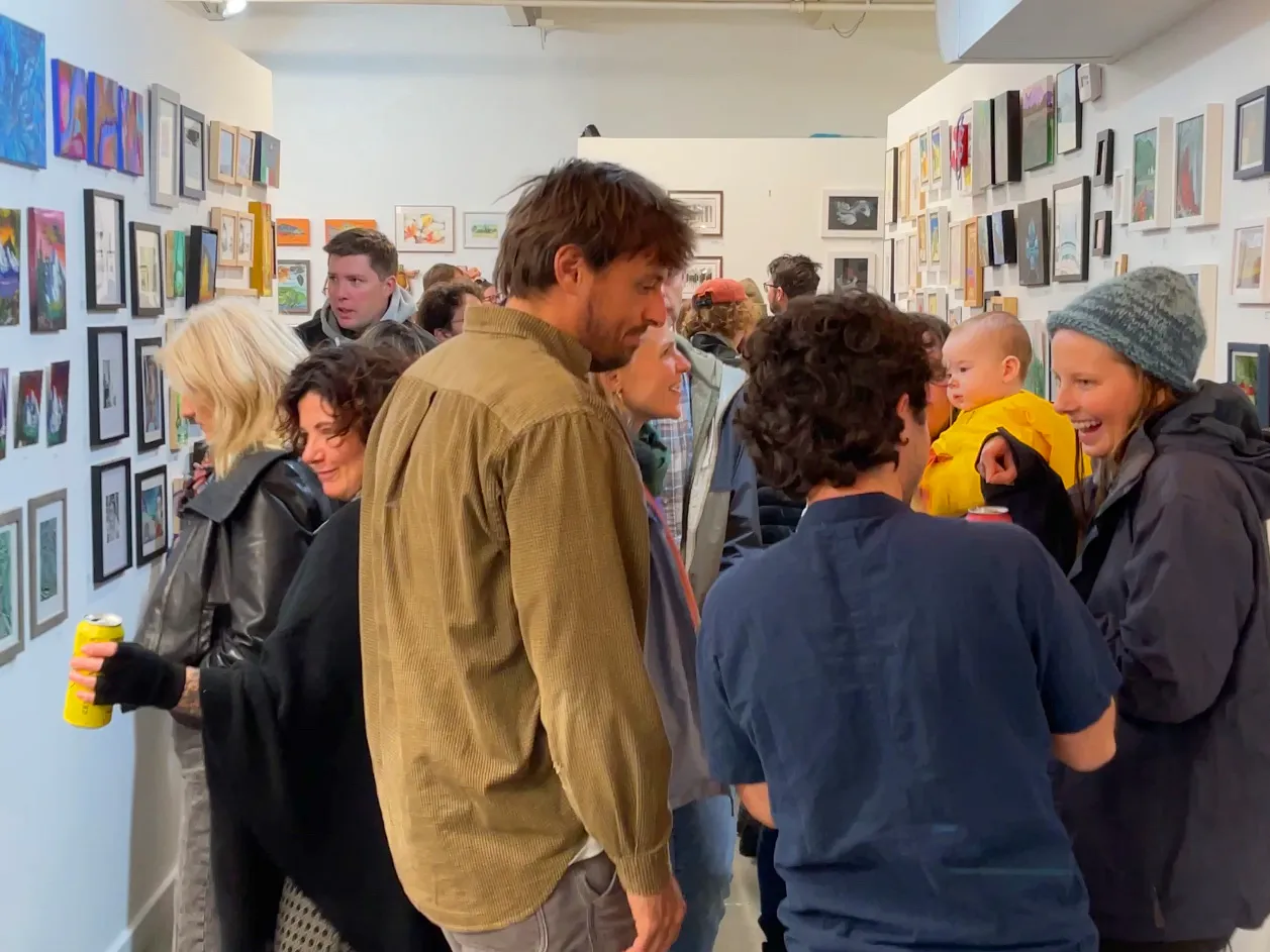 Trois expositions différentes d'œuvres d'art diminutives