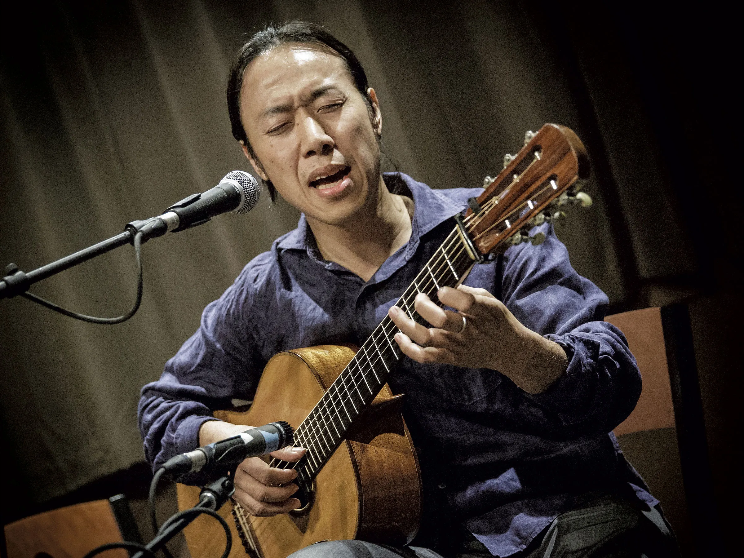 Le guitariste Hiroya Tsukamoto joue sur Radio Bean de Burlington