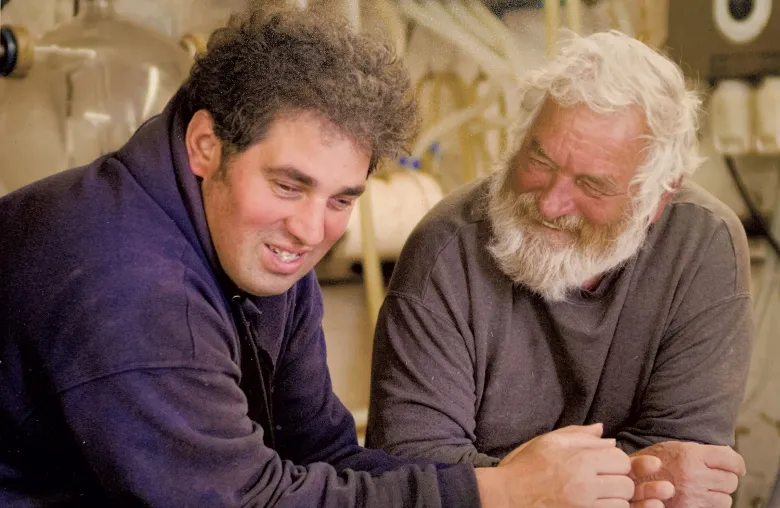 Steve et Roger Wales dans leur chèvrerie vers 2012