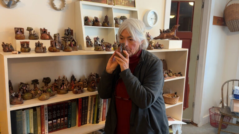 Vidéo : Delia Robinson a sculpté des milliers de sifflets au cours de ses 80 ans