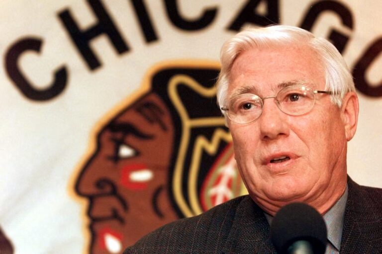 Bob Pulford, joueur du Temple de la renommée du hockey et cadre de longue date des Blackhawks, est décédé à 89 ans