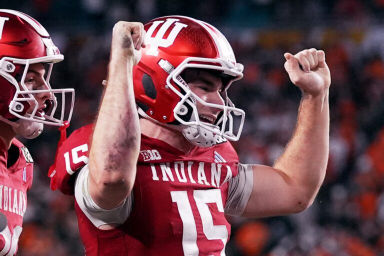 L'Indiana termine sa saison sans défaite et remporte son premier titre national en battant Miami 27-21 en finale du CFP
