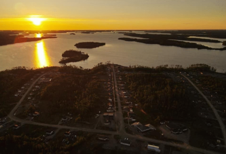 La Première Nation de Neskantaga affronte un jeune mineur et exige l'arrêt de l'exploration concernant les droits fonciers