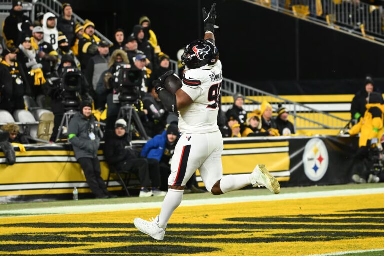 La défense des Texans brille contre Rodgers et les Steelers, leur offrant leur toute première victoire en séries éliminatoires sur route